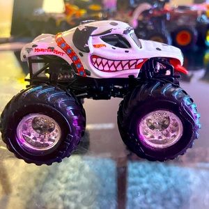 Hot Wheels Monster Jam Monster Mutt Dalmatian Monster Truck
